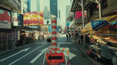 NEW YORK CITY, USAOCT 14, 2022: Trafik ve baca dumanlı şehir manzarası