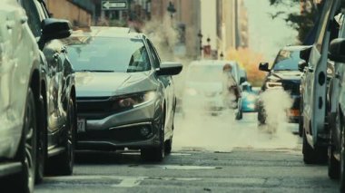 NEW YORK CITY, USAOCT 14, 2022: Trafik ve yayaların yoğun olduğu şehir sokak manzarası