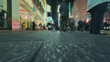 NEW YORK CITY, USAOCT 14, 2022: Times Meydanı 'nda şehir sokağı manzarası yoğun trafik ve gece yayaları