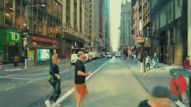 NEW YORK ŞEHRİ, USAOCT 14, 2022: Kentsel binalarla sokak manzarasının aşırı hızlanması