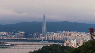 Güney Kore, Asya 'da Seul' de gökdelenlerle birlikte şehrin panoramik görüntüsünün zamanlaması yapılıyor..