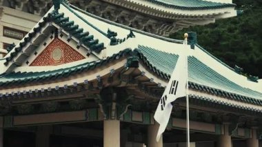 Güney Kore Ulusal Bayrağı Cheong Wa Dae 'de (Mavi Saray) eski başkanlık konutu ve Güney Kore diplomatik kabul salonu olarak dalgalanıyor..