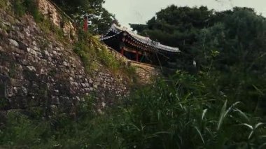 Seul, Güney Kore ve Asya 'da eski duvarları olan Namhansanseong dağ kalesi..