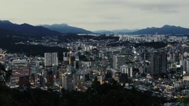 Güney Kore, Asya 'daki Seul kentsel şehir siluetinin dağ tepesi manzarası.