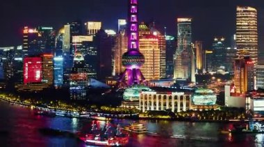 İnsansız hava aracı Şangay, Çin ve Asya 'daki kentsel binaların gece görüş mesafesinde..