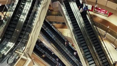 Şangay, Çin, Asya 'daki alışveriş merkezinde yürüyen merdiven..