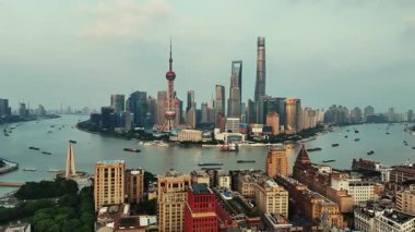 Şangay, Çin, Asya 'daki modern gökdelen ofis binalarının insansız hava aracı görüntüsü.
