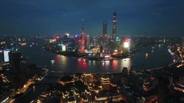 Gece Şangay, Çin, Asya 'daki modern gökdelen ofis binalarının insansız hava aracı görüntüsü.