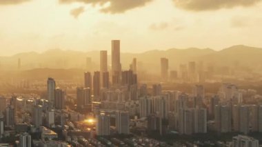 Günbatımından akşamına kadar Çin 'in Guangdong şehrindeki kentsel gökdelen binalarının zamanaşımı manzarası..