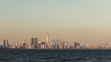 Günbatımından akşama kadar Shenzhen City, Guangdong, Çin 'deki kentsel gökdelen binalarının zamansız manzarası..