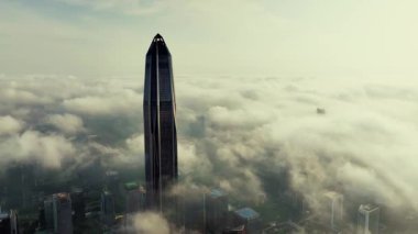 SHENZHEN, Çin 28 AĞUSTOS 2023: Shenzhen Ping Uluslararası Finans Merkezi 'nin yakın çekim görüntüsü, Çin' in en yüksek ikinci ve dünyanın beşinci finans merkezi..