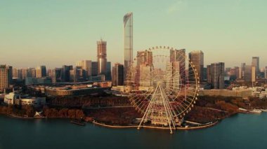 Jiangsu, Çin 'deki Suzhou şehrindeki parktaki dev tekerleğin havadan görüntüsü.