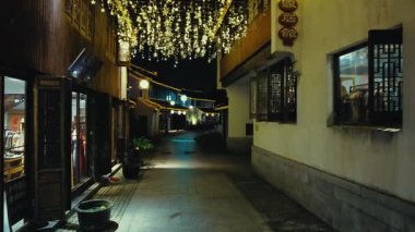 SUZHOU, ÇİN 2, 2021: Dükkanları olan şehir sokak manzarası