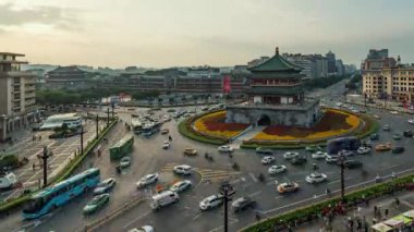 Çin, Shanxi 'deki Xian şehrinde trafik olan Bell Tower' ın hızlandırılmış görüntüsü