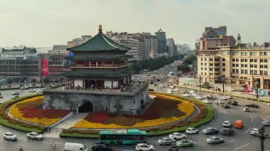 Çin, Shanxi 'deki Xian şehrinde trafik olan Bell Tower' ın hızlandırılmış görüntüsü