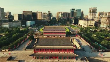 Çin, Shanxi 'deki Xian şehir binalarıyla Yongning Geçidi' nin hava aracı görüntüsü.