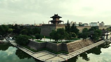 Çin, Shanxi 'deki Xian şehrinin antik şehir duvarındaki Köşe Kulesi' nin hava aracı görüntüsü