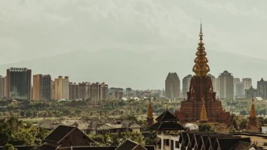 Dajinta Tapınağı, Çin 'in güneybatısındaki Yunnan' ın Jinghong bölgesinde yakın çekim zamanı görüntüsü.
