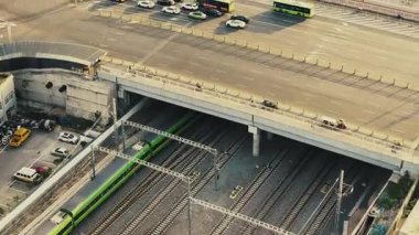 Shanxi, Çin 'de Xian şehrinde tren sürüyor.