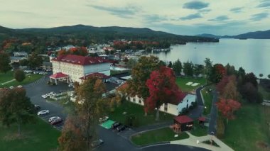 Yukarı New York Eyaleti 'ndeki George Gölü' nde güzel sonbahar yapraklarıyla hava manzarası.