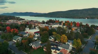 Yukarı New York Eyaleti 'ndeki George Gölü' nde güzel sonbahar yapraklarıyla hava manzarası.