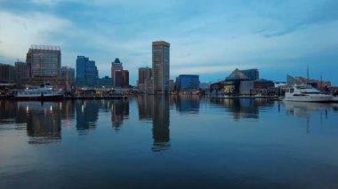 Baltimore şehir manzarası iç körfezdeki rıhtımda.