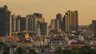 Bangkok, Tayland 'da gece vakti tapınağın ve kentsel binaların zaman çizelgesi.