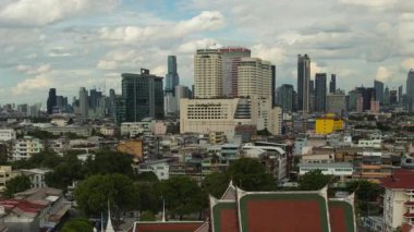 Bangkok, Tayland 'daki kentsel binalarla tapınak ve ufuk çizgisi görüntüsü zamanlaması.