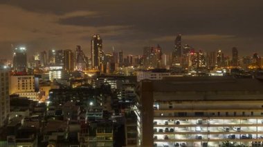 Bangkok, Tayland 'daki kentsel binalarla ufuk çizgisinin zamanlaması.