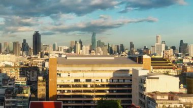 Bangkok, Tayland 'daki kentsel binalarla ufuk çizgisinin zamanlaması.