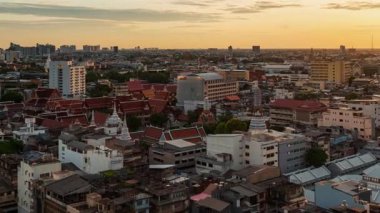 Bangkok, Tayland 'da gece vakti tapınağın ve kentsel binaların zaman çizelgesi.