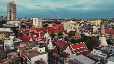 Bangkok, Tayland 'daki kentsel binalarla gökyüzü manzarası.