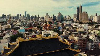 Bangkok, Tayland 'daki kentsel binalarla gökyüzü manzarası.