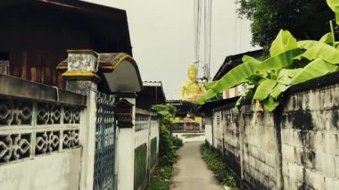 Tayland, Asya 'daki Bangkok' ta küçük bir sokak ve dev Buda heykeli..