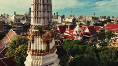 Bangkok, Tayland 'daki kentsel binalarla tapınak ve gökyüzü manzarası.