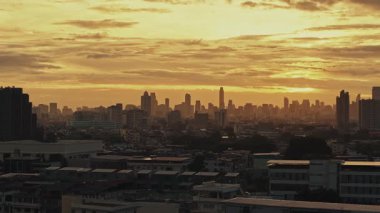 Bangkok, Tayland 'daki kentsel binalarla gökyüzü manzarası.