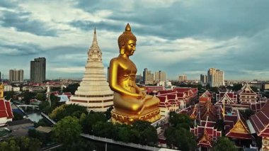 Bangkok, Tayland 'daki Wat Paknam Phasi Charoen' deki dev Buda heykelinin havadan görünüşü.