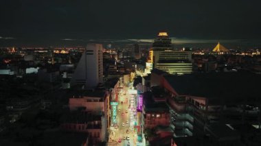 Bangkok, Tayland 'daki kalabalık caddelerin ve kentsel binaların gökyüzü manzarası.