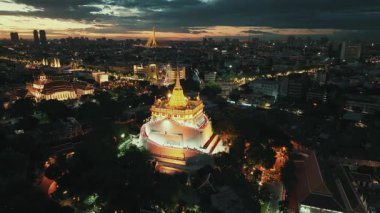 Bangkok, Tayland 'daki Altın Dağ Tapınağı' nın (Wat Saket) gece görüntüsü.
