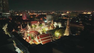 Tayland 'ın Bangkok kentindeki geleneksel tapınağın hava manzarası.