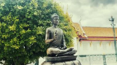 Tayland, Bangkok 'taki geleneksel tapınakta Buda heykeli.