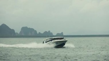 Tayland 'daki güzel Phuket Adası' nda deniz suyunda tekne..