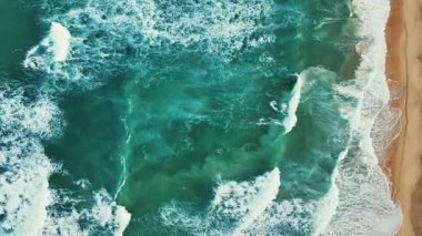 Karon Sahili 'nin insansız hava aracı görüntüsü. Tayland' daki güzel Phuket Adası 'nda güzel bir gelgit deseni..