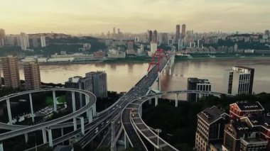 Çin ve Asya 'da köprü gökdelenleri olan Chongqing şehrinin hava manzarası..