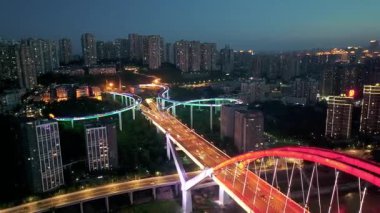Chongqing şehrinin gökdelen binalı havadan görüntüsü Çin, Asya 'da gece vakti.