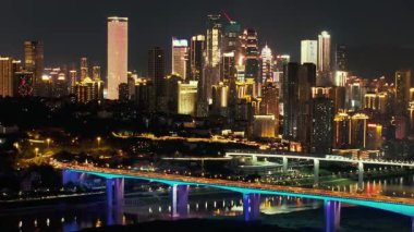 Chongqing şehrinin gökdelen binalı havadan görüntüsü Çin, Asya 'da gece vakti.
