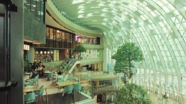 CHONGQING, ÇİN 2, 2021: Mağazalı alışveriş merkezinin iç görünümü
