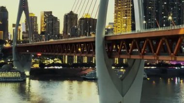 Çin 'in Chongqing şehrinde Dongshuimen Köprüsü' nde metro treni çalışıyor.