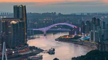 Chongqing şehri zaman çizelgesi Çin 'deki şehir mimarisi ve şehir manzarasının gün batımından gece yarısına kadar.