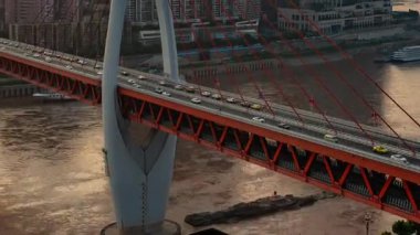 Chongqing şehrinin kentsel mimari manzarası ve Çin 'de gün batımından batımına kadar nehir üzerinde köprü.